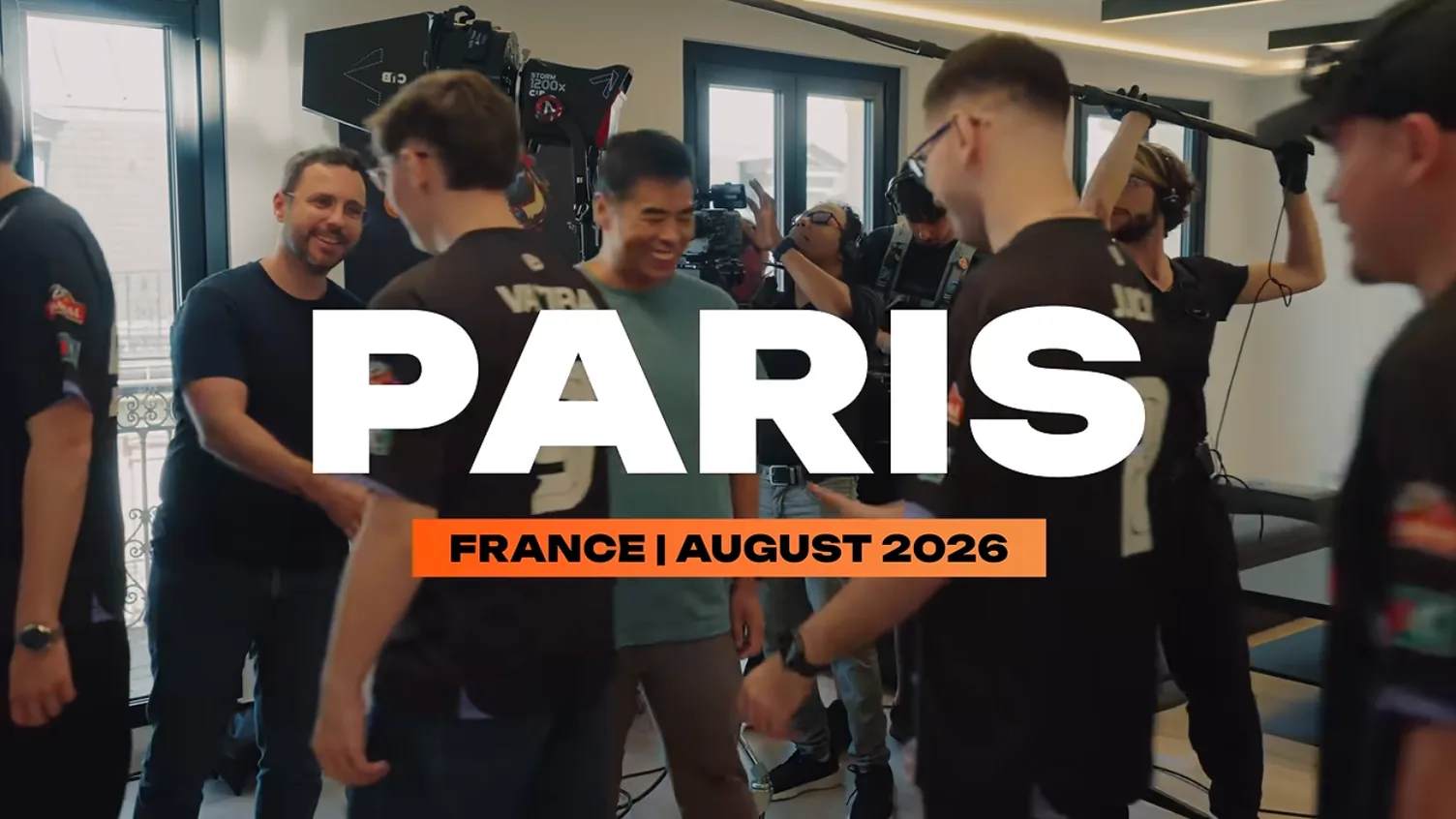 Crew beim Dreh mit Rocket-League-Profis im Pariser Büro von Epic Games